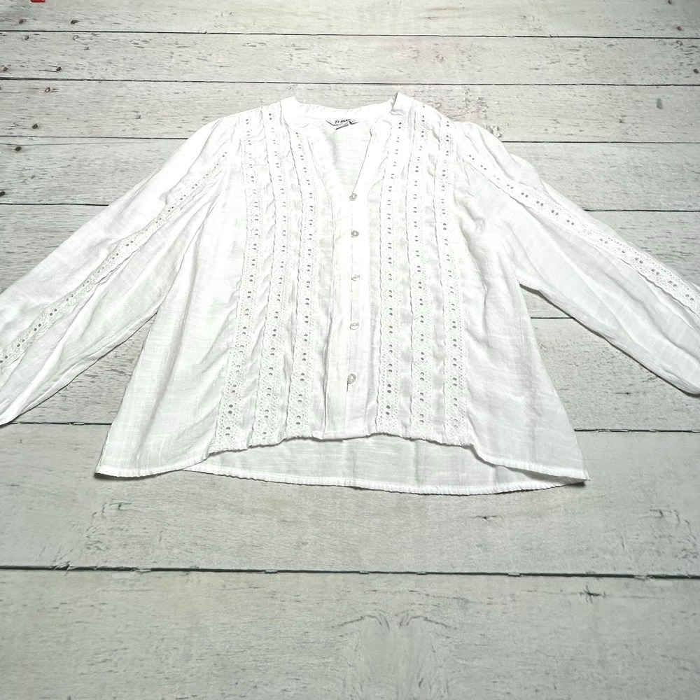 77 Park Women's White Button Down Eyelet Blouse. Size L.